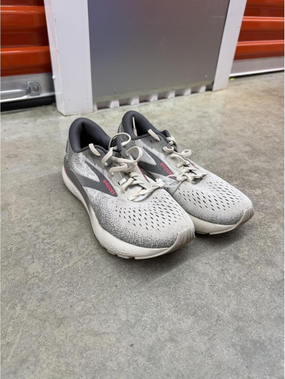 brooks ghost 16 grey and white running gym shoes size 9.5 WOMENS